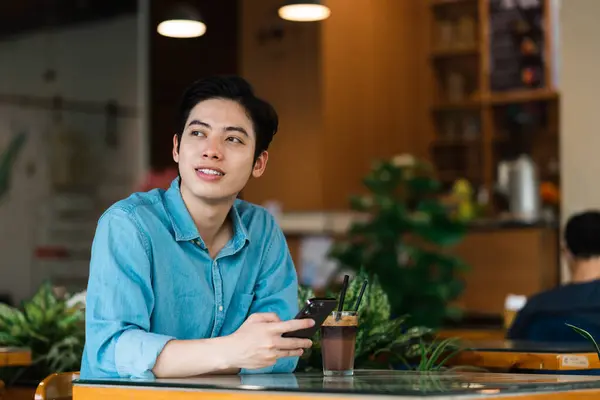 Asiático Homem Sentado Bebendo Café — Fotografia de Stock