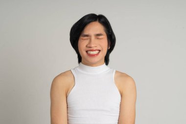 Eşcinsel adamın portresi özgüvenle arka planda poz veriyor.