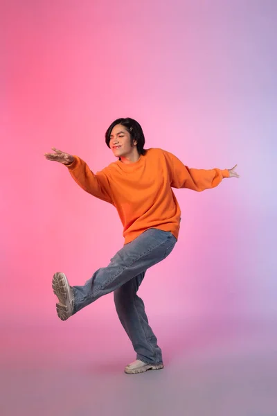 Afbeelding Van Een Jonge Aziatische Persoon Dansen Een Neon Gekleurde — Stockfoto
