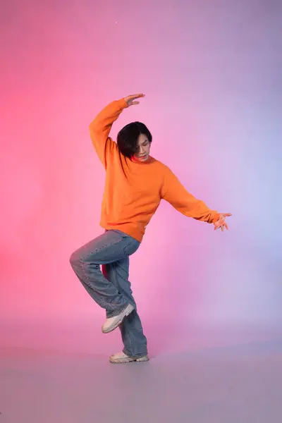 Imagen Una Joven Asiática Bailando Sobre Fondo Color Neón —  Fotos de Stock
