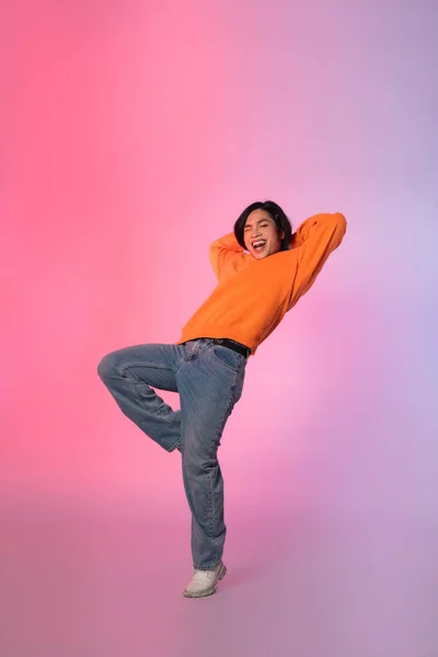 Imagem Uma Jovem Asiática Dançando Fundo Cor Neon — Fotografia de Stock