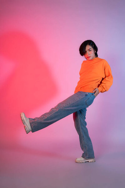 Изображение молодого азиата, танцующего на неоновом фоне