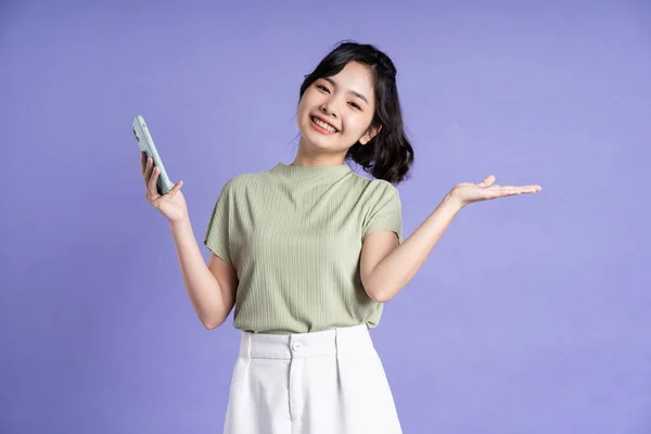 Retrato Bela Mulher Asiática Usando Smartphone Fundo Roxo — Fotografia de Stock