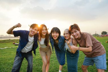 Birlikte mutlu bir şekilde gülen bir grup Asyalı 'nın resmi.