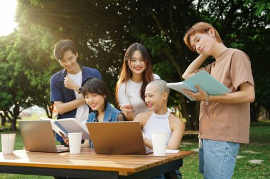 Bir grup Asyalı öğrencinin birlikte okuduğu resim