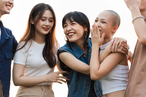 Imagem Grupo Jovens Asiáticos Rindo Felizes Juntos — Fotografia de Stock