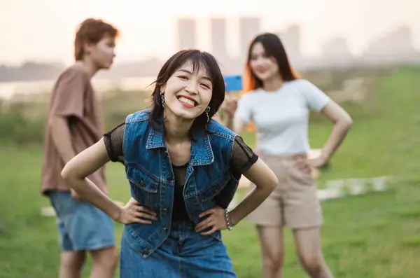 Imagem Grupo Jovens Asiáticos Rindo Felizes Juntos — Fotografia de Stock