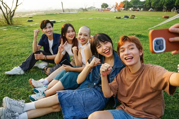 一緒に笑い 携帯を使ったアジアの若者のグループのイメージ — ストック写真