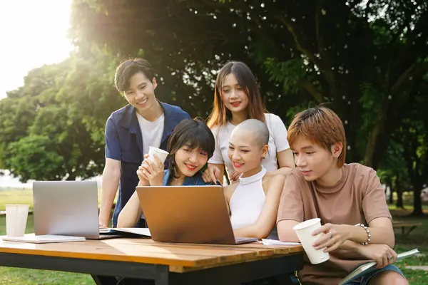 Imagem Grupo Estudantes Asiáticos Que Estudam Juntos — Fotografia de Stock