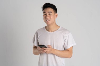 Beyaz arka planda poz veren Asyalı bir adamın portresi