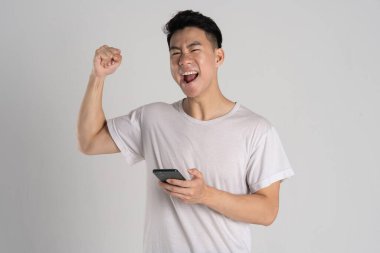 Beyaz arka planda poz veren Asyalı bir adamın portresi