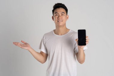 Beyaz arka planda poz veren Asyalı bir adamın portresi