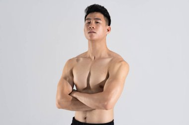 Beyaz arka planda iyi fiziği olan Asyalı erkek atlet