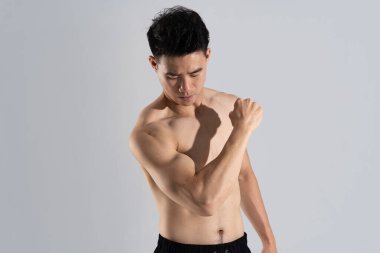 Beyaz arka planda iyi fiziği olan Asyalı erkek atlet