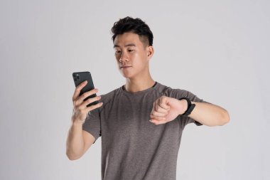 Beyaz arka planda egzersiz yapan Asyalı bir adamın görüntüsü