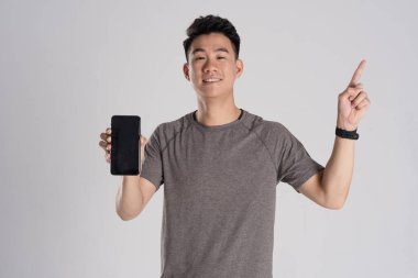 Beyaz arka planda egzersiz yapan Asyalı bir adamın görüntüsü