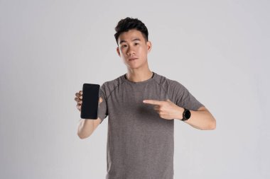 Beyaz arka planda egzersiz yapan Asyalı bir adamın görüntüsü