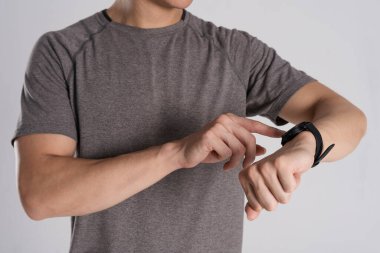 Beyaz arka planda egzersiz yapan Asyalı bir adamın görüntüsü