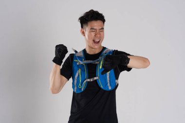 Beyaz arkaplanda izole edilmiş Asyalı bir koşucunun resmi