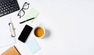 Kahvenin, kitabın, defterin, kalemin, klavyenin, telefonun beyaz arkaplanda üst görüntüsü
