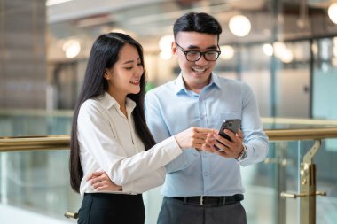 Şirkette çalışmayı tartışan iki meslektaşın görüntüsü