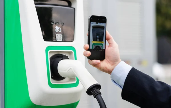 Elektrikli araba şarj gönderisinin resmi