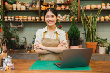 Fabrikada çalışan Asyalı bir kadının portresi