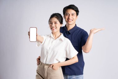 Beyaz arka planda poz veren Asyalı bir çiftin görüntüsü