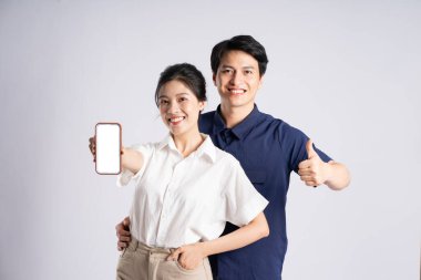 Beyaz arka planda poz veren Asyalı bir çiftin görüntüsü