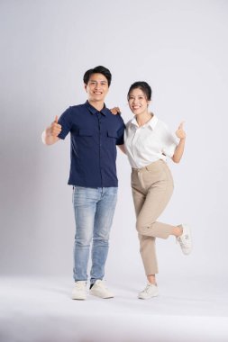 Beyaz arka planda poz veren Asyalı bir çiftin görüntüsü