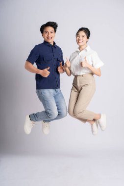 Beyaz arka planda poz veren Asyalı bir çiftin görüntüsü