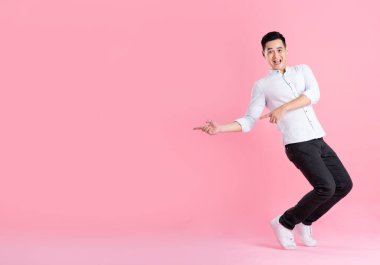 Asyalı adam tüm vücudu pembe arka planda izole edilmiş.