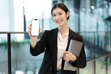 Şirketteki genç ve güzel bir Asyalı iş kadınının portresi.