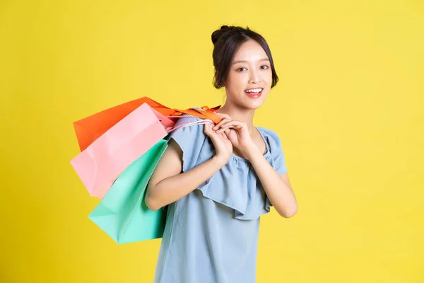 Kép Egy Gyönyörű Ázsiai Lány Egy Ruha Kezében Egy Bevásárló — Stock Fotó