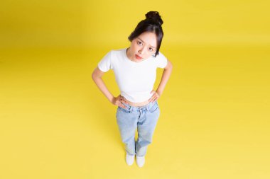 Güzel Asyalı kızın tüm vücut görüntüsü.