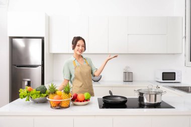 Evdeki mutfakta bir ev kadınının portresi.