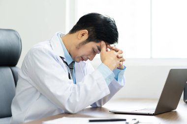 İşte oturan Asyalı doktor portresi