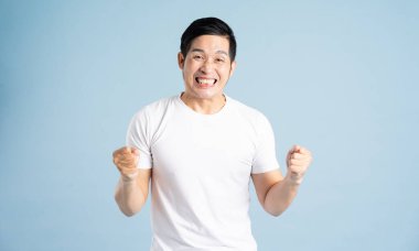 Mavi arka planda Asya erkek portresi