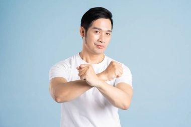 Mavi arka planda Asya erkek portresi