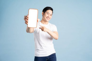 Mavi arka planda Asya erkek portresi