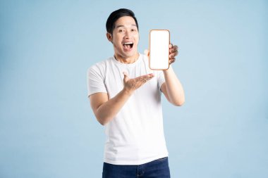 Mavi arka planda Asya erkek portresi