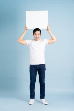 Mavi arka planda poz veren Asyalı adamın portresi