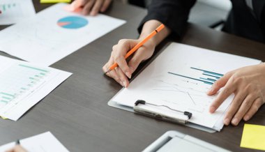 Tablonun üzerindeki tabloyu gösteren belgelerin resimleri
