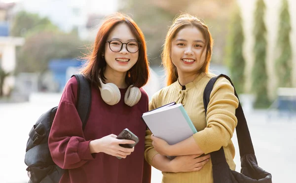 Retrato Duas Belas Estudantes Universitárias Asiáticas Escola — Fotografia de Stock