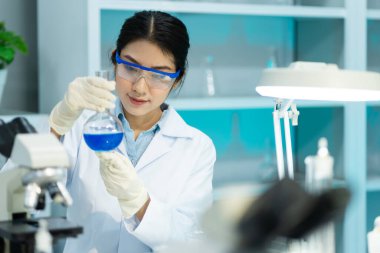 Laboratuvarda çalışan kadınlar