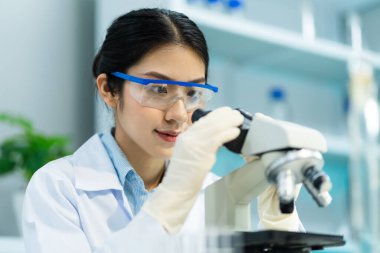 Laboratuvarda çalışan kadınlar