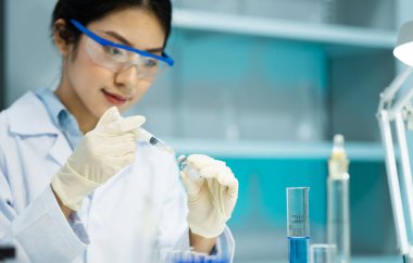 Laboratuvarda çalışan kadınlar