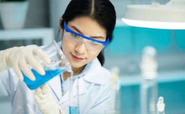 Laboratuvarda çalışan kadınlar