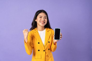 Mor arka planda genç bir iş kadınının portresi