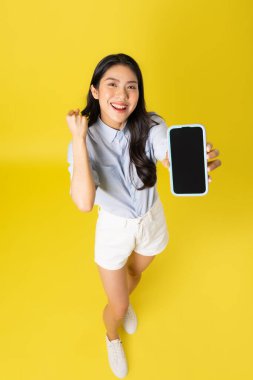 Sarı arka planda Asyalı bir kadın resmi